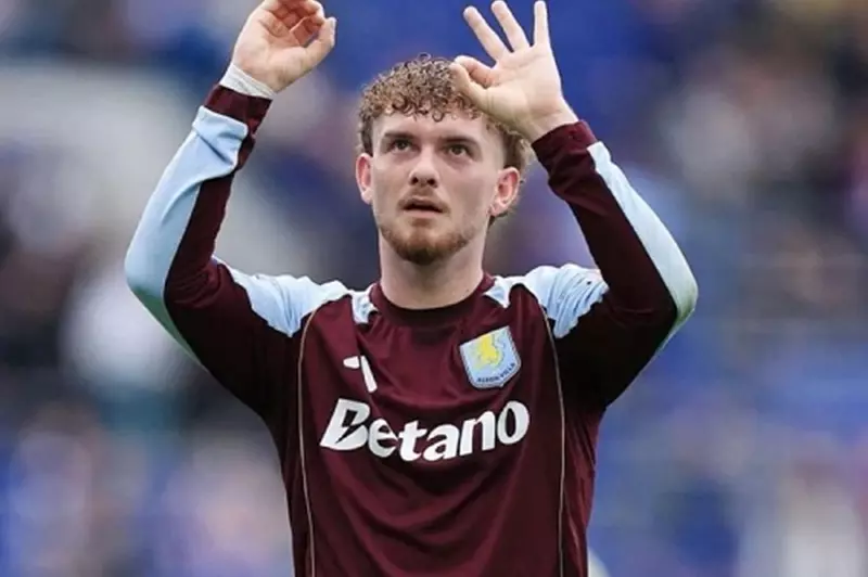 إيمري يهدد بقاء إليوت مع أستون فيلا